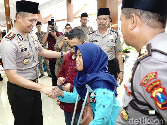 Disaat  Tangis Penyandang Disabilitas Ini Pecah dalam Pelukan Polisi