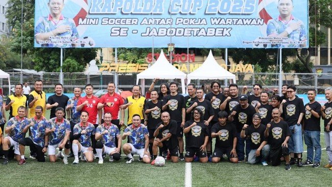 Sinergi Lewat Bola, Kapolda Metro dan Wartawan Tanding di Stadion Presisi